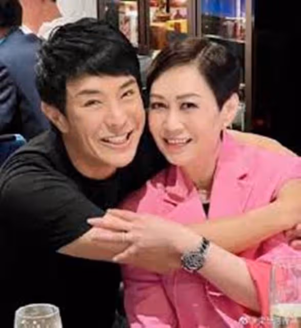 歐陽震華富婆妻子生日！緊摟親吻異性不避嫌，兩人已相識超過30年