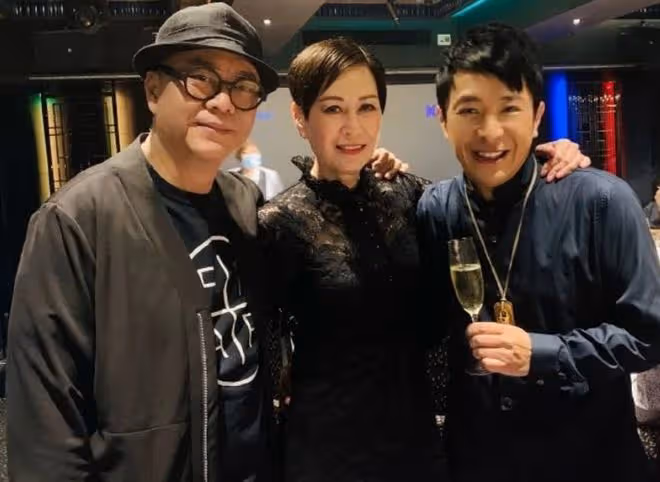 歐陽震華富婆妻子生日！緊摟親吻異性不避嫌，兩人已相識超過30年