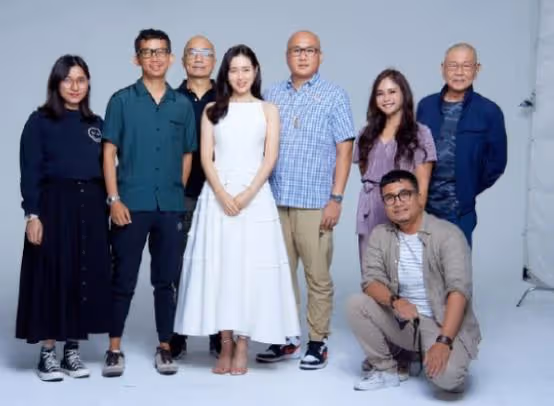 孫藝珍挺孕肚首露面,三名男性圍半圈保護,下意識摸肚子凸顯母愛