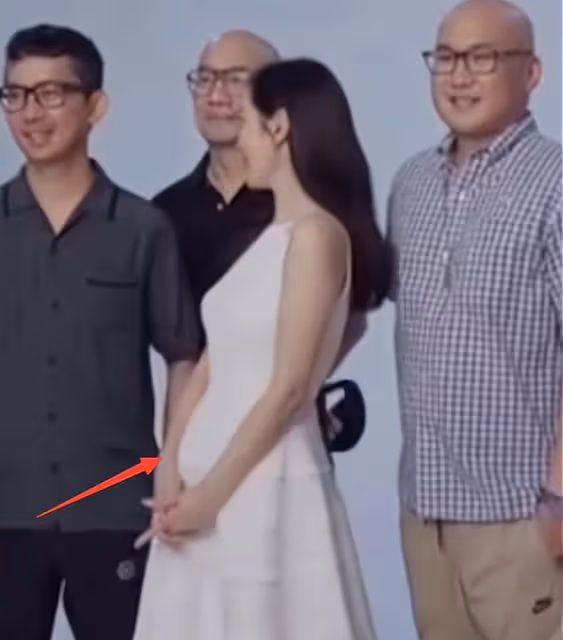 孫藝珍挺孕肚首露面,三名男性圍半圈保護,下意識摸肚子凸顯母愛