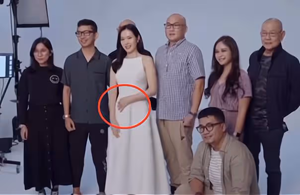 孫藝珍挺孕肚首露面,三名男性圍半圈保護,下意識摸肚子凸顯母愛