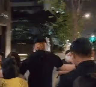 竟然碰觸她的身體!朴恩斌遭遇瘋狂襲擊,無禮的粉絲太讓人生氣