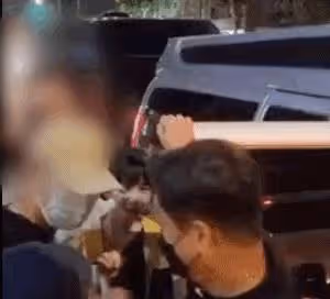 竟然碰觸她的身體!朴恩斌遭遇瘋狂襲擊,無禮的粉絲太讓人生氣