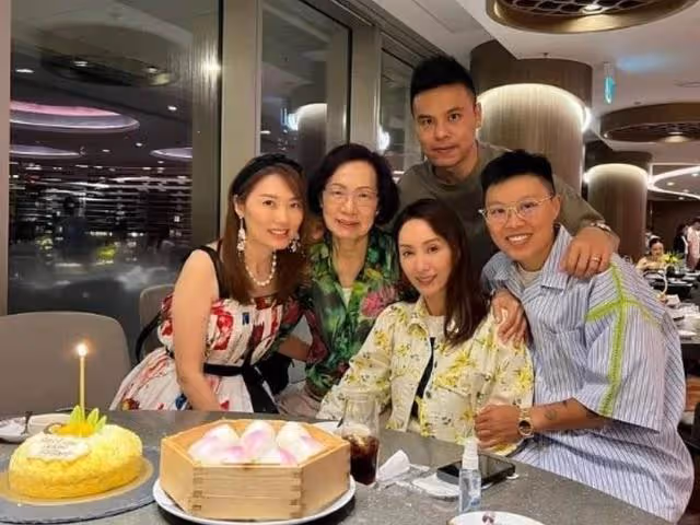 51歲郭可盈出席家庭聚會,林文龍黑到發光,熊黛林雙胞胎女兒搶鏡