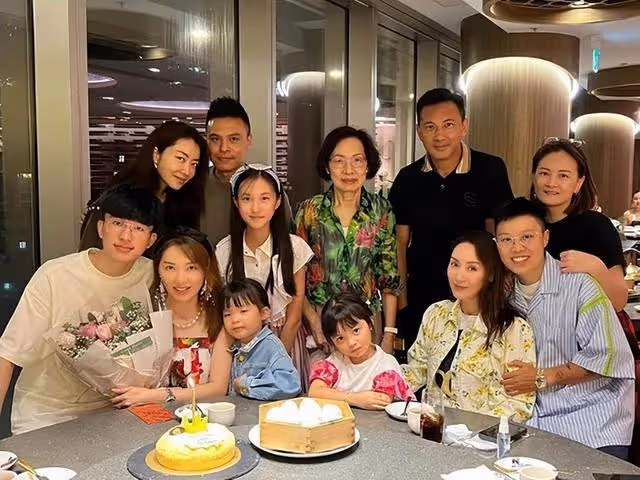 51歲郭可盈出席家庭聚會,林文龍黑到發光,熊黛林雙胞胎女兒搶鏡