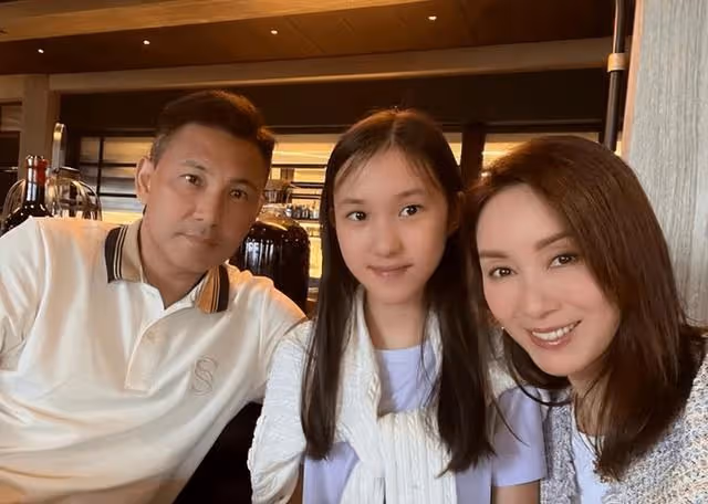 51歲郭可盈出席家庭聚會,林文龍黑到發光,熊黛林雙胞胎女兒搶鏡