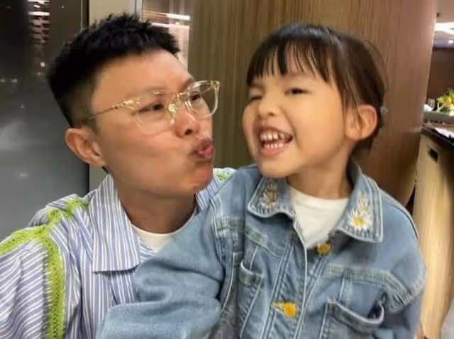 51歲郭可盈出席家庭聚會,林文龍黑到發光,熊黛林雙胞胎女兒搶鏡