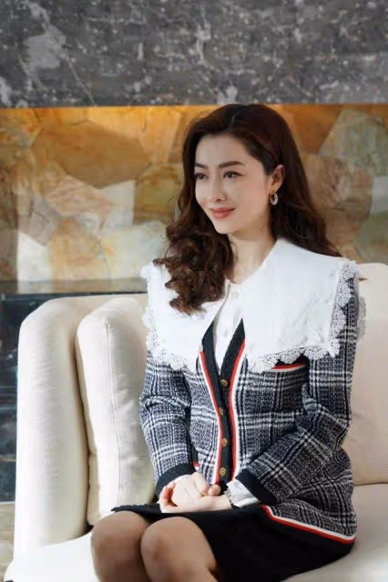 51歲郭可盈出席家庭聚會,林文龍黑到發光,熊黛林雙胞胎女兒搶鏡