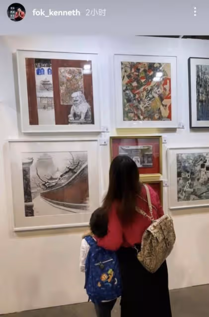 霍啟剛郭晶晶攜兒子看畫展 霍中曦身高矚目