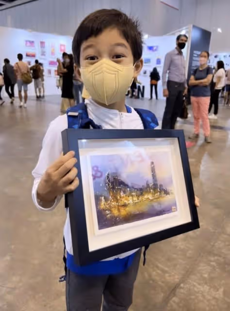 霍啟剛郭晶晶攜兒子看畫展 霍中曦身高矚目
