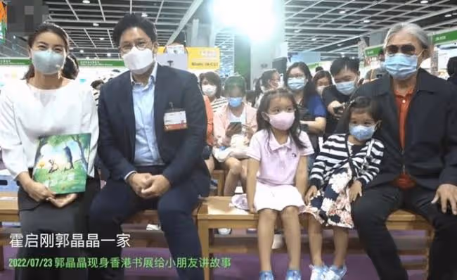 霍啟剛郭晶晶攜兒子看畫展 霍中曦身高矚目