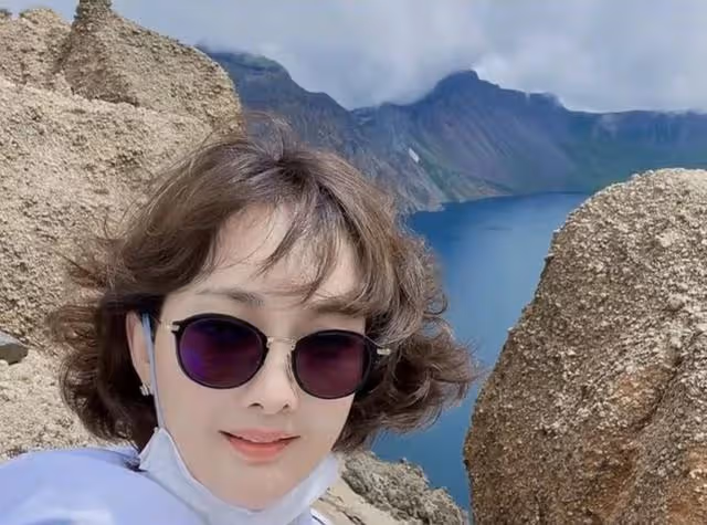 牛莉攜家人旅遊白得發光 與富豪老公秀恩愛