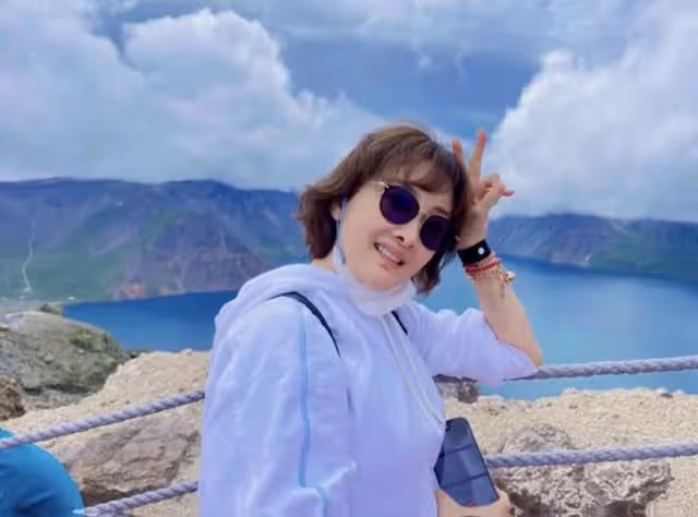 牛莉攜家人旅遊白得發光 與富豪老公秀恩愛