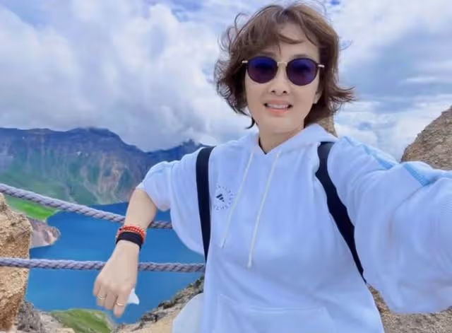 牛莉攜家人旅遊白得發光 與富豪老公秀恩愛