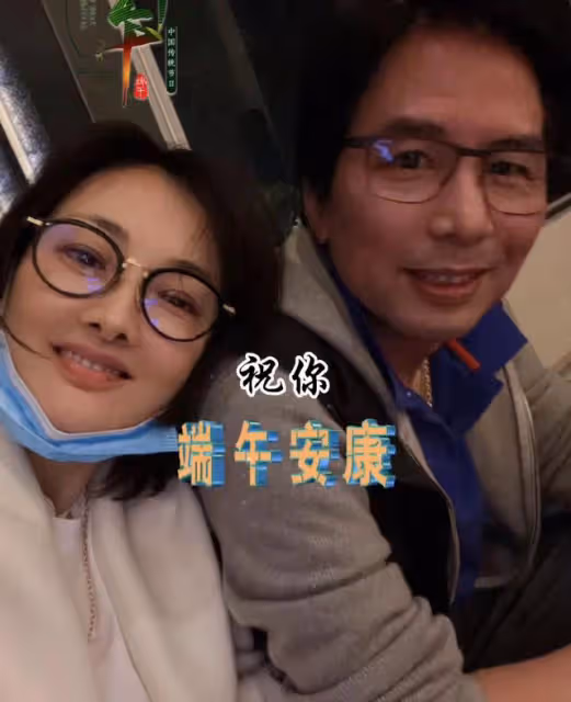牛莉攜家人旅遊白得發光 與富豪老公秀恩愛