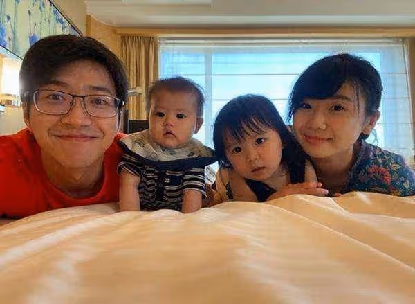 福原愛帶孩子去迪士尼 抱孩子不鬆手彌補母愛