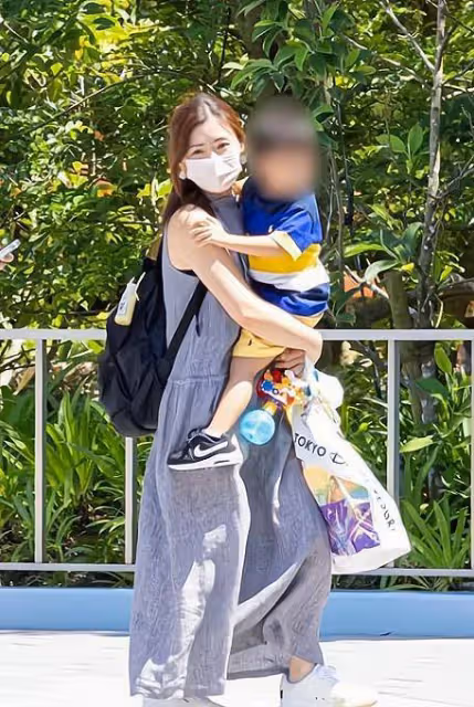 福原愛帶孩子去迪士尼 抱孩子不鬆手彌補母愛