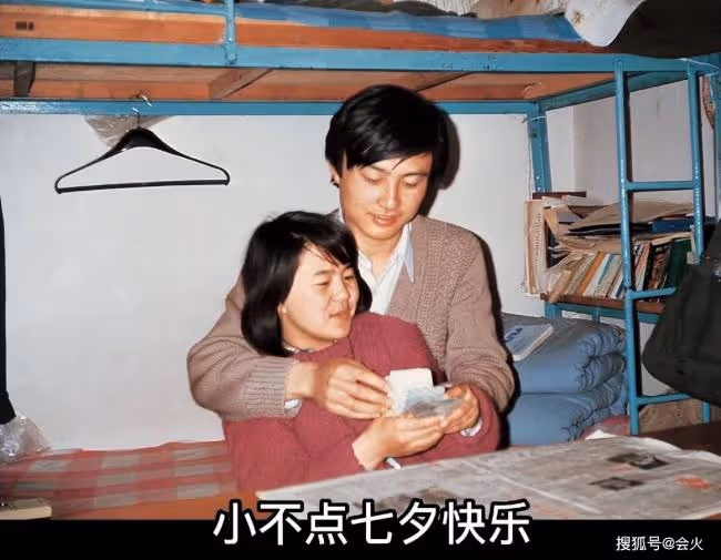 金龜子曬照為老公慶生 王寧捧玫瑰親吻女方
