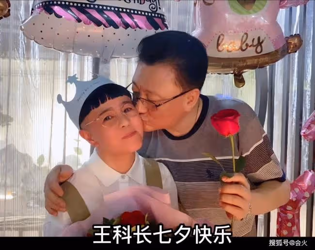 金龜子曬照為老公慶生 王寧捧玫瑰親吻女方