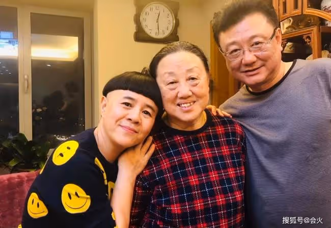 金龜子曬照為老公慶生 王寧捧玫瑰親吻女方