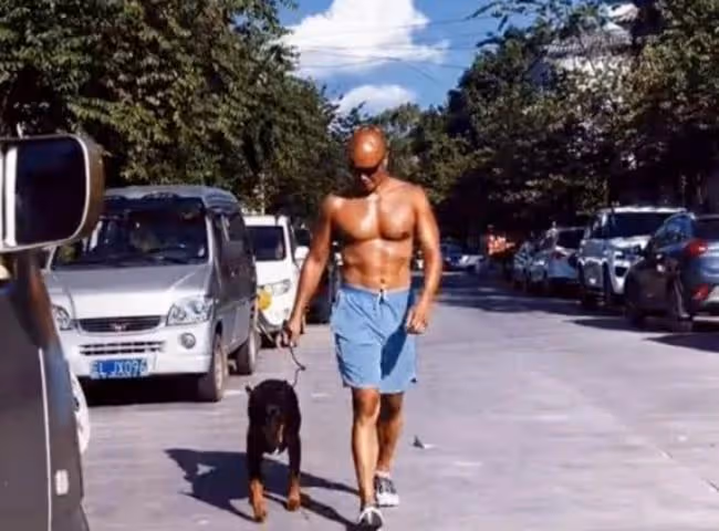 47歲樂嘉潤到美國?赤裸上身 身材壯碩 酷似銅人