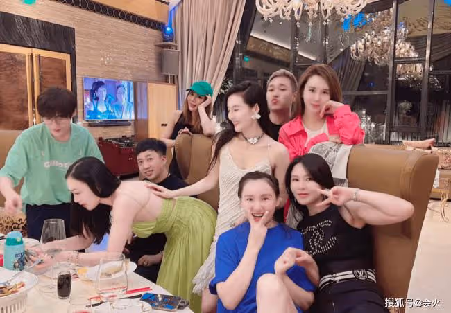 於正豪宅聚會 鍾麗緹江疏影打扮性感