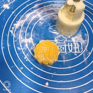 酥皮榴槤流心月餅