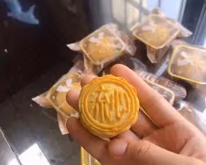 酥皮榴槤流心月餅