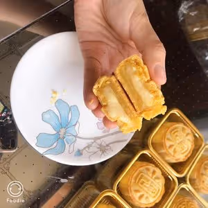 酥皮榴槤流心月餅