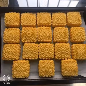 酥皮榴槤流心月餅