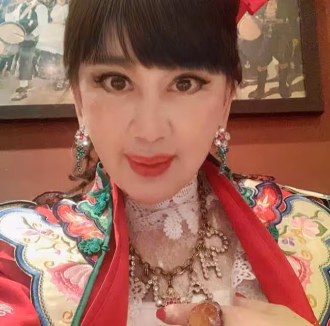 73歲《97變色龍》宮雪花近照曝光,「第一美婦」濃妝打扮花俏不服老,身材凹凸有致,如今仍單身一人,網友:心態好人不老