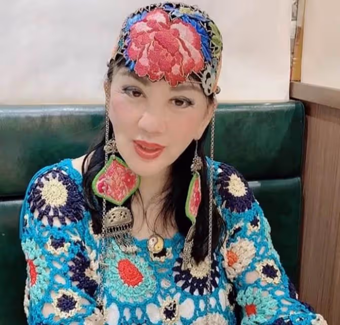 73歲《97變色龍》宮雪花近照曝光,「第一美婦」濃妝打扮花俏不服老,身材凹凸有致,如今仍單身一人,網友:心態好人不老