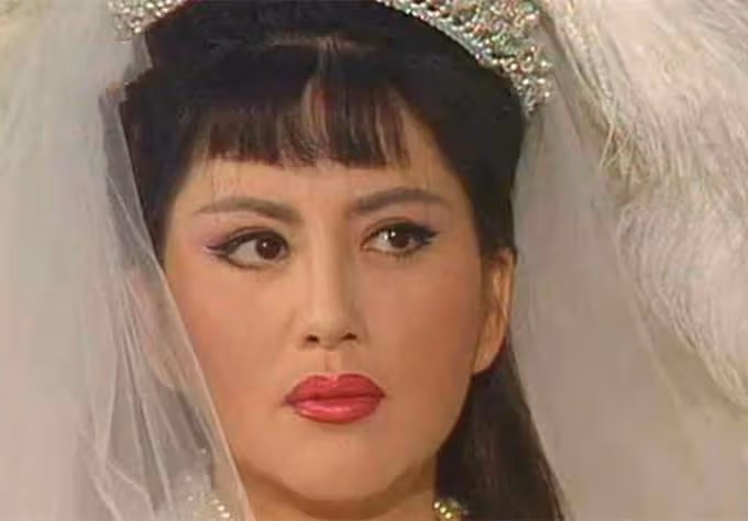 73歲《97變色龍》宮雪花近照曝光,「第一美婦」濃妝打扮花俏不服老,身材凹凸有致,如今仍單身一人,網友:心態好人不老