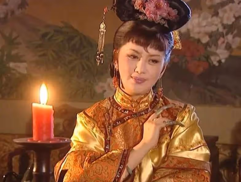 73歲《97變色龍》宮雪花近照曝光,「第一美婦」濃妝打扮花俏不服老,身材凹凸有致,如今仍單身一人,網友:心態好人不老