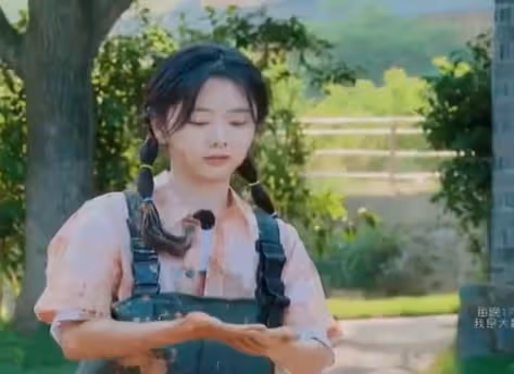 譚松韻臉上沾滿泥巴,誰注意她的反應,難怪張新成把她當親妹妹疼愛