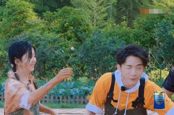 譚松韻臉上沾滿泥巴,誰注意她的反應,難怪張新成把她當親妹妹疼愛