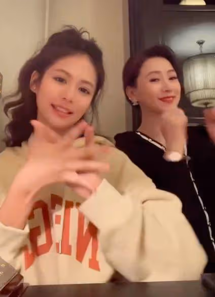 翁虹老公是真年輕，五十歲的年紀三十歲的臉，一家三口顏值巨高！