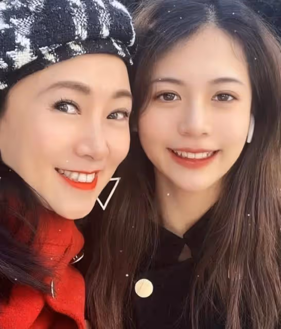 翁虹老公是真年輕，五十歲的年紀三十歲的臉，一家三口顏值巨高！