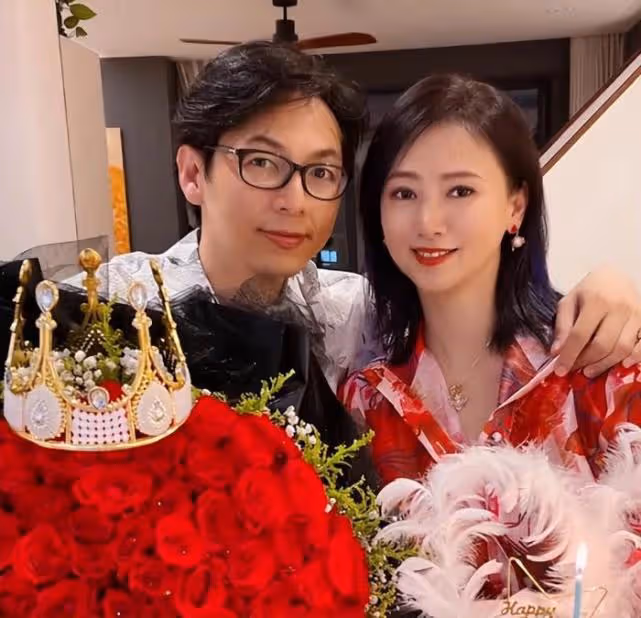 翁虹老公是真年輕，五十歲的年紀三十歲的臉，一家三口顏值巨高！