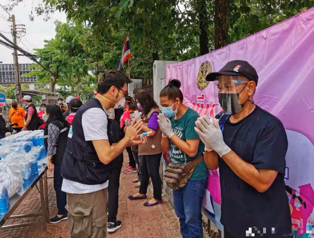 他火遍古裝圈，曾多次支持我國，做公益無數是泰國窮人心中的神！