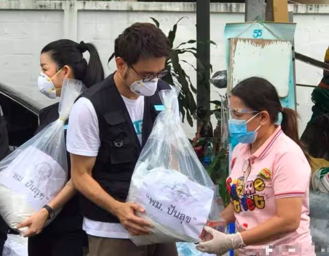 他火遍古裝圈，曾多次支持我國，做公益無數是泰國窮人心中的神！