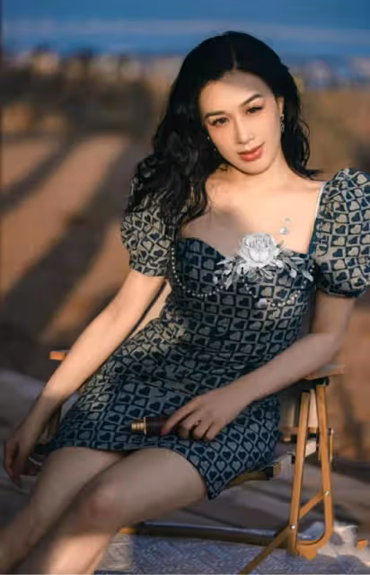 51歲鍾麗緹曬海邊寫真,穿包臀短裙肉感十足,女人味滿滿太靚麗