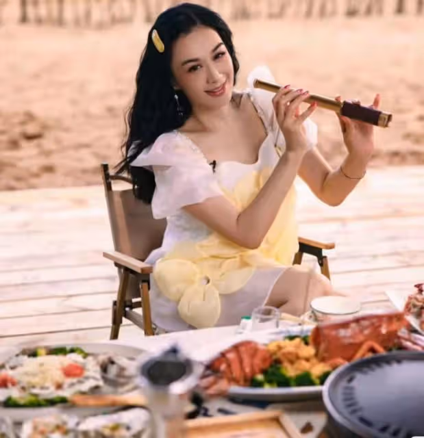 51歲鍾麗緹曬海邊寫真,穿包臀短裙肉感十足,女人味滿滿太靚麗