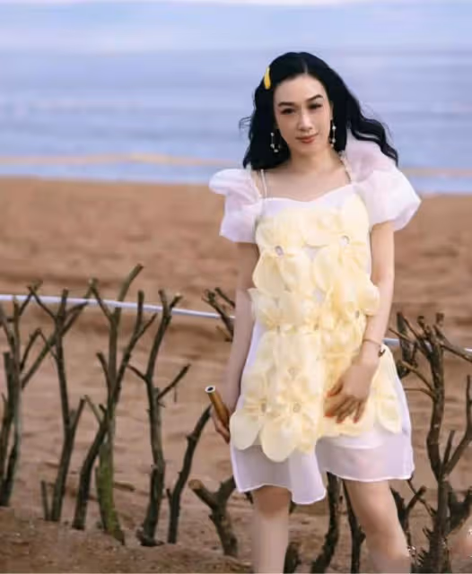 51歲鍾麗緹曬海邊寫真,穿包臀短裙肉感十足,女人味滿滿太靚麗