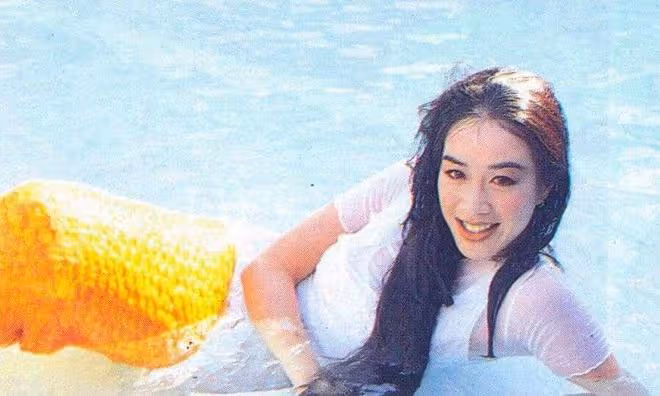 51歲鍾麗緹曬海邊寫真，穿包臀短裙肉感十足，女人味滿滿太靚麗