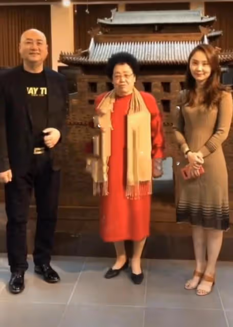 遲重瑞一家恩愛現身!81歲陳麗華打扮富貴氣質佳,一旁孫女似明星