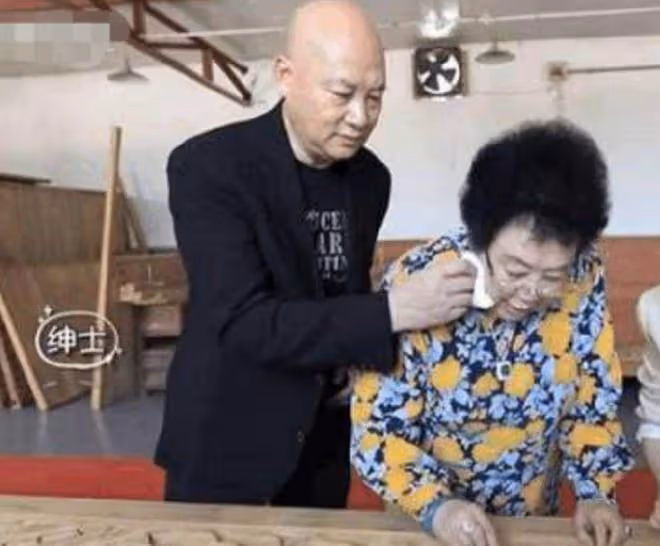 遲重瑞一家恩愛現身!81歲陳麗華打扮富貴氣質佳,一旁孫女似明星