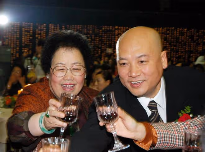 遲重瑞一家恩愛現身!81歲陳麗華打扮富貴氣質佳,一旁孫女似明星