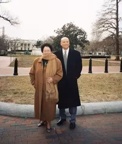 遲重瑞一家恩愛現身!81歲陳麗華打扮富貴氣質佳,一旁孫女似明星