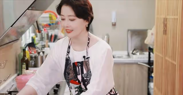 55歲周海媚穿深V弔帶裙身材盡顯,剪了短髮變大媽?網友:太顯老